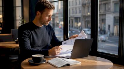 Im Büro geht ein Mitarbeiter gerade die neuesten SEO- und KI-Optimierungstipps durch.