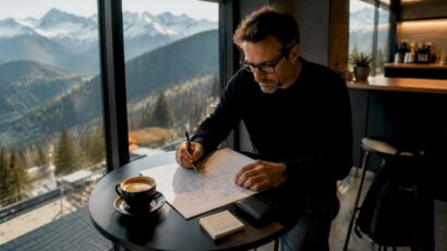 Ein Integrationsarchitekt arbeitet im Büro und analysiert ein Architekturdiagramm.