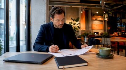 Ein Marketingexperte prüft und analysiert die GEO-Strategieunterlagen auf ihre Effektivität und Potenziale.