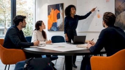 Im Meeting tauscht sich das Team intensiv über die RAG-Architektur aus.