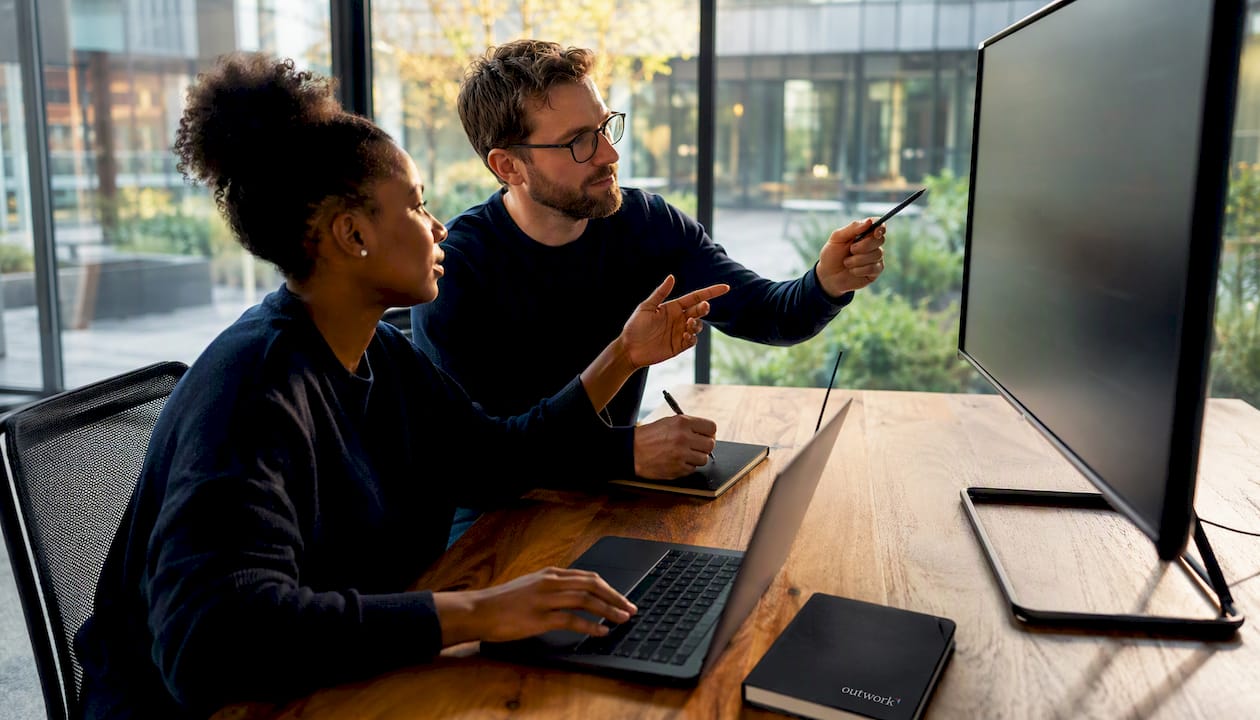 Entwicklerinnen und Entwickler mit unterschiedlichen Hintergründen arbeiten gemeinsam an einem Softwareprojekt.