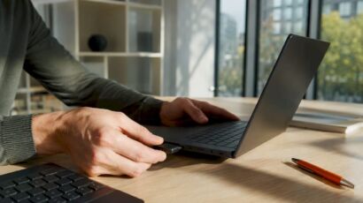 Eine Person steckt einen Sicherheitsschlüssel in ihren Laptop.