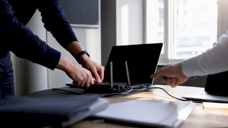 In einem modernen Büro werden Netzwerkkabel von Hand angeschlossen.