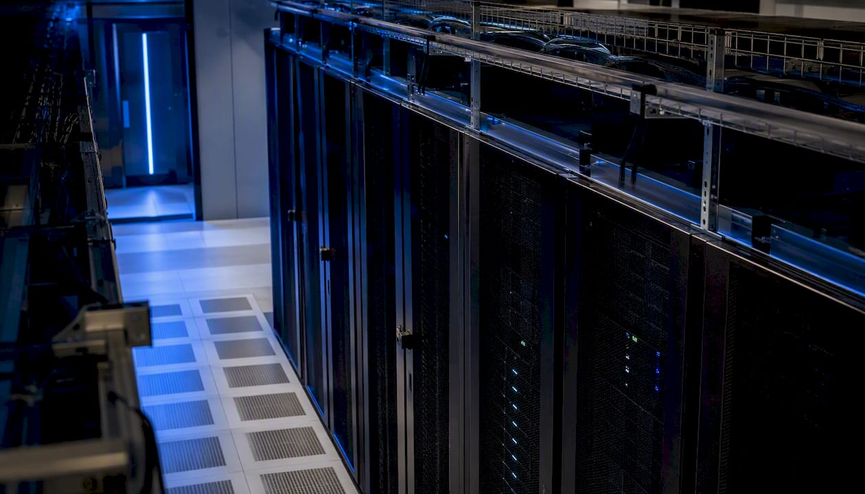 Blick in das moderne Rechenzentrum: Server-Racks für Managed Hosting-Lösungen