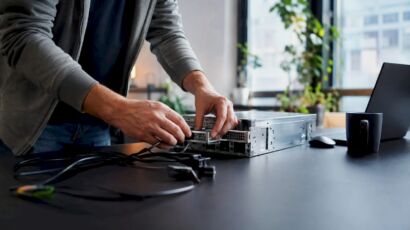 Ein Entwickler baut Serverhardware zusammen und verbindet die einzelnen Komponenten miteinander.