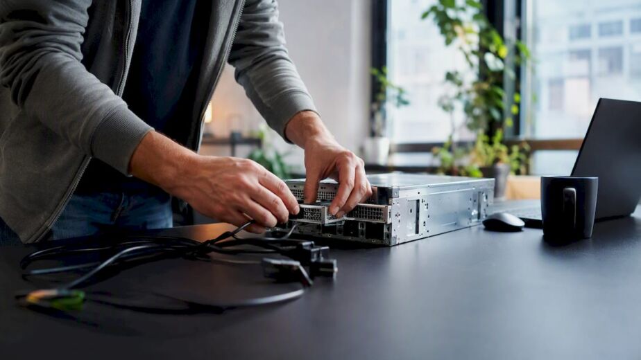 Ein Entwickler baut Serverhardware zusammen und verbindet die einzelnen Komponenten miteinander.