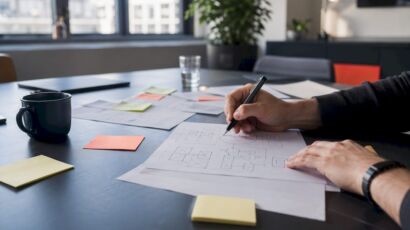 Hände, die Konzepte des Domain-Driven Designs skizzieren