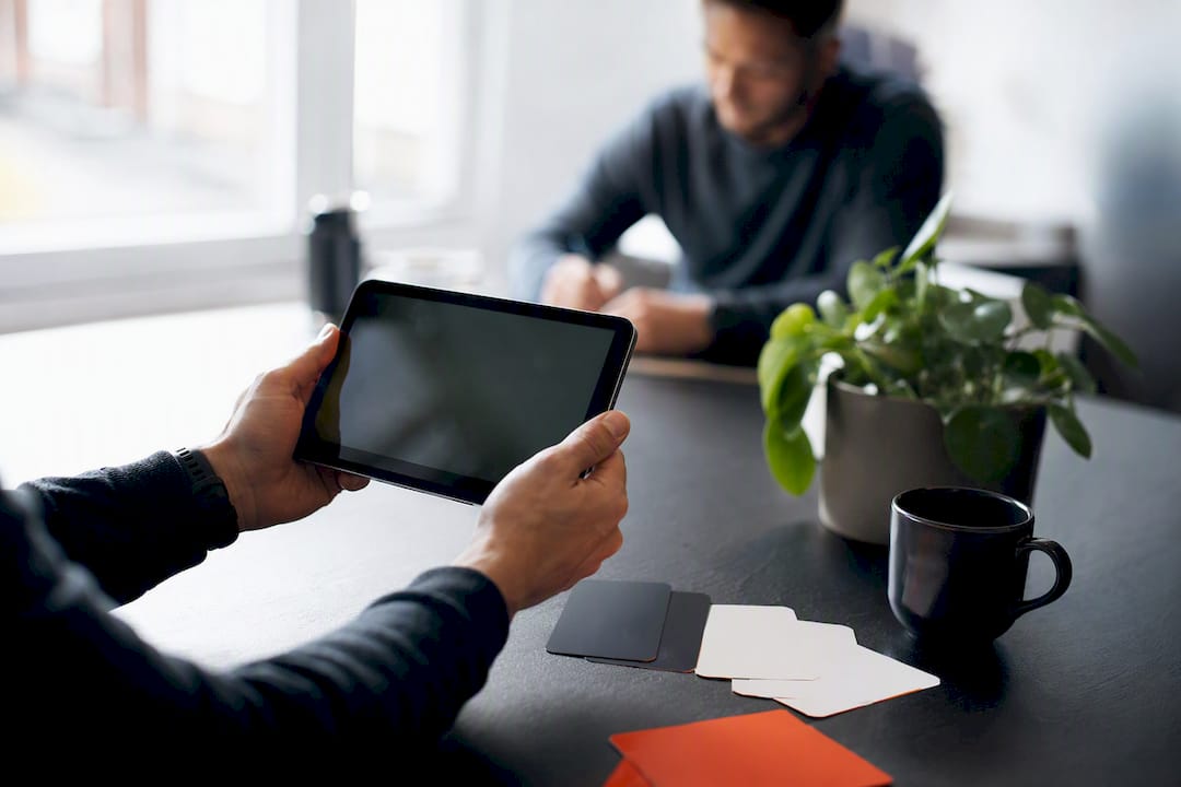 Hände, die Micro-Learning mit Coaching anbieten