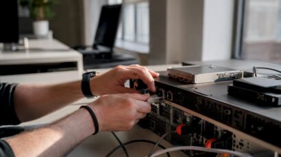 Hände, die technische Hardwarekomponenten verdrahten