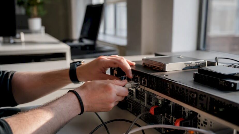 Hände, die technische Hardwarekomponenten verdrahten