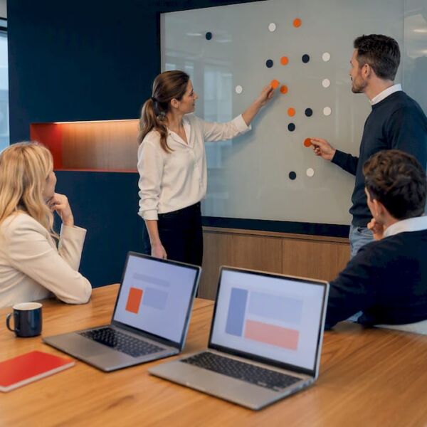 Das Team stimmt die Anforderungen für die HR-Software ab