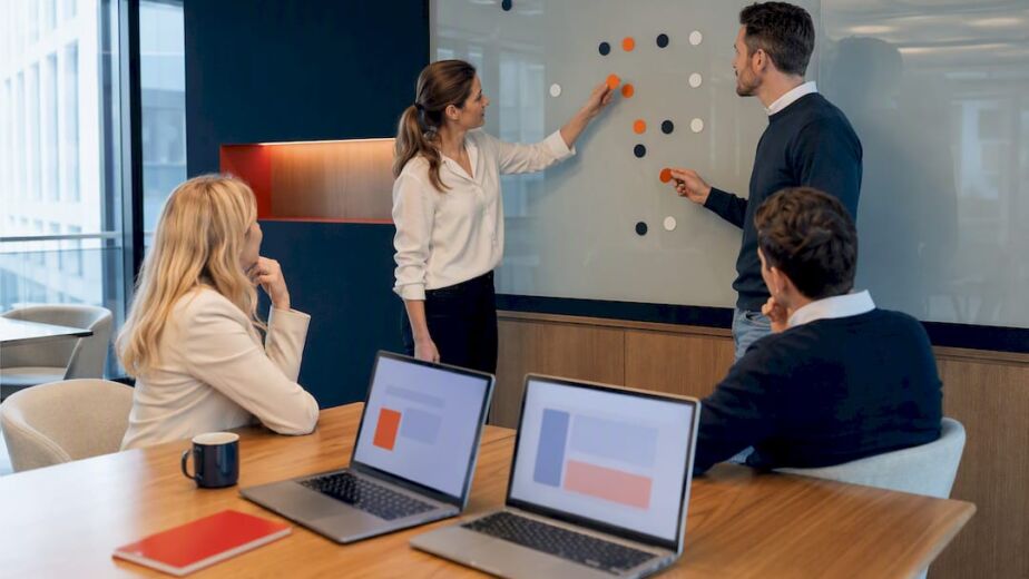Das Team stimmt die Anforderungen für die HR-Software ab