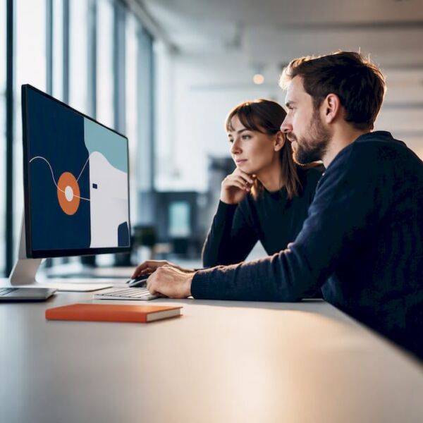 Produktteam überprüft den ersten Schritt zur Aktivierung beim Onboarding