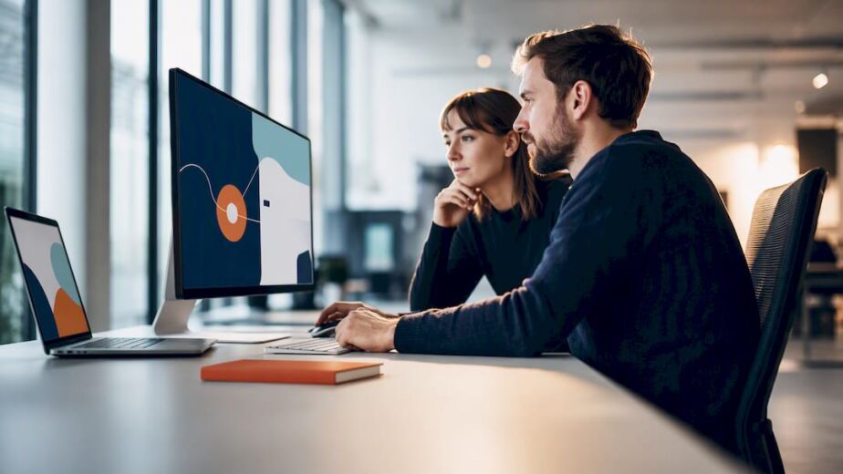 Produktteam überprüft den ersten Schritt zur Aktivierung beim Onboarding