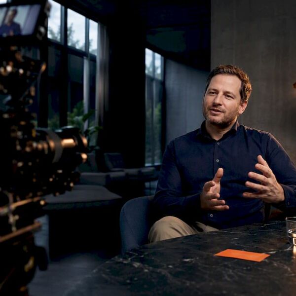 Das B2B-Team filmt ein Kundeninterview im Studio