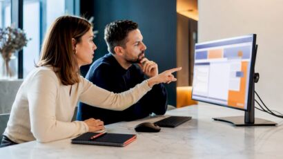 Team überprüft CRM-Datenmigration am Bildschirm
