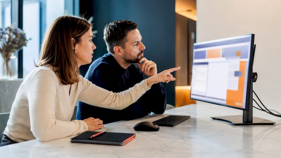 Team überprüft CRM-Datenmigration am Bildschirm