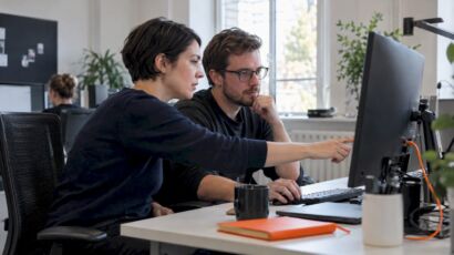 Das QA-Team testet gemeinsam eine Softwareversion