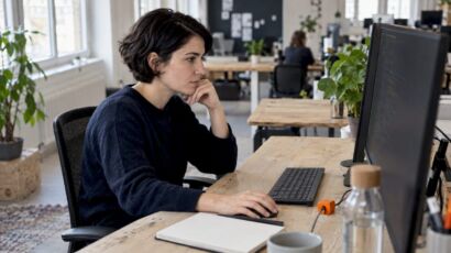 Entwicklerin überprüft strukturierte Daten am Arbeitsplatz