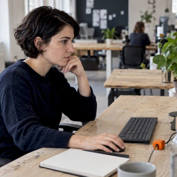 Entwicklerin überprüft strukturierte Daten am Arbeitsplatz
